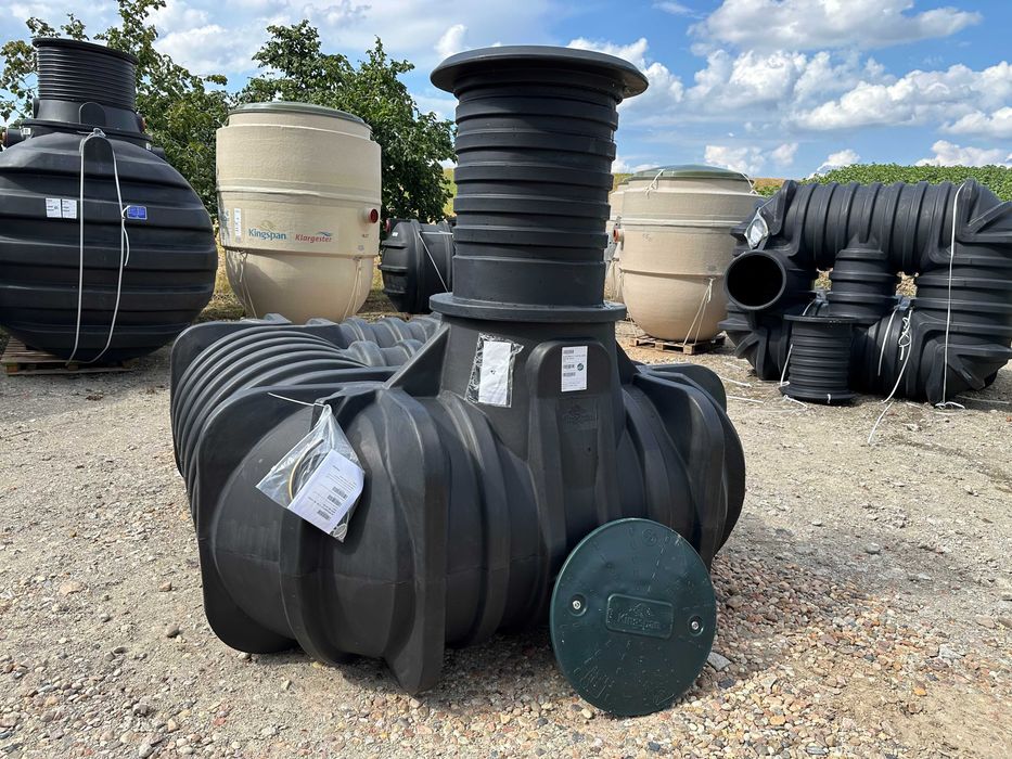 Zbiornik KINGSPAN 5000 L – płaski, trwały, idealny na każdą posesję!