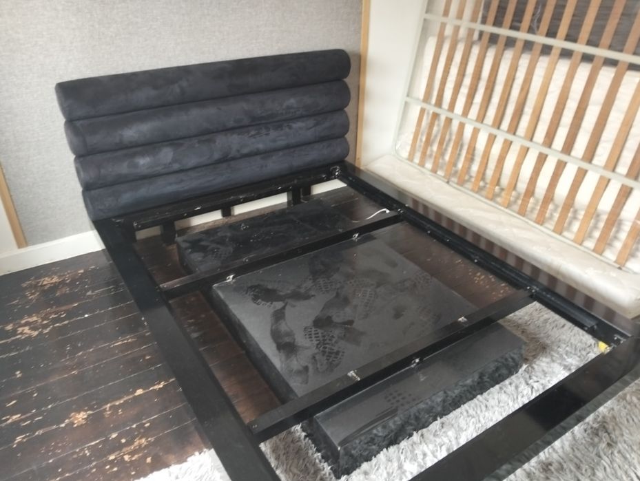 Uma cama casal com estrado e colchão