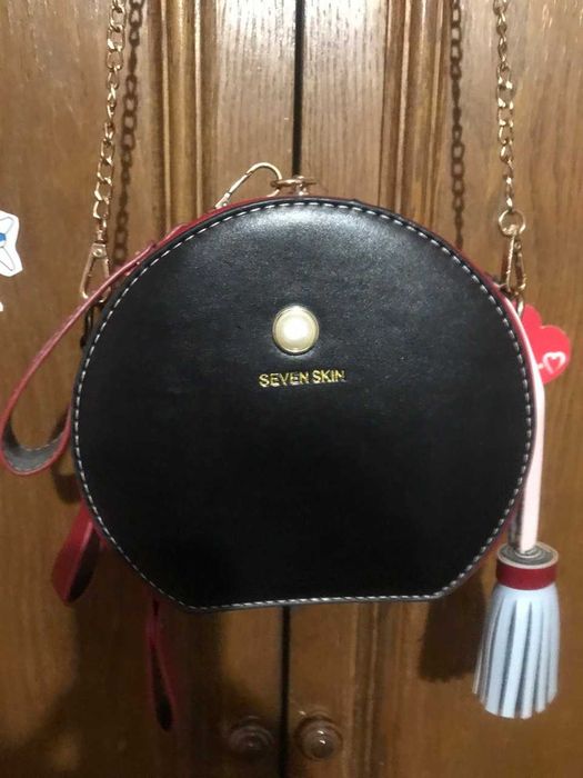 ЖІНОЧА КРУГЛА СУМКА ; червоно-чорна;довгий ремінець-ланцюжок;крос боді