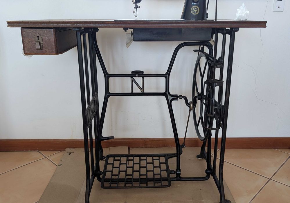Máquina de costura antiga Naumann (+ de 100 anos)