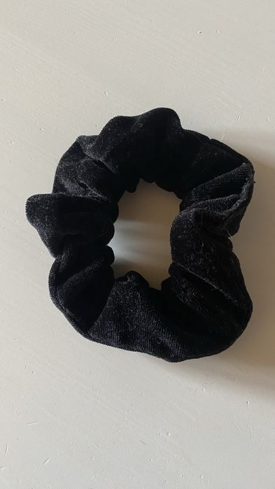Czarna welurowa scrunchie