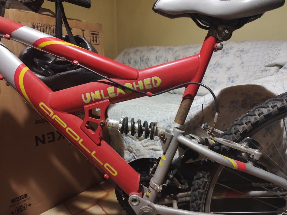 Bicicleta usada com dois capacetes