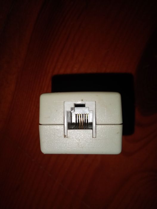 ADSL-спліттер D-Link DSL-30CF. 



+1
Пристрій на зображенні — це ADSL