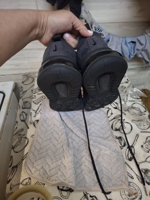 Кроссовки Nike разные