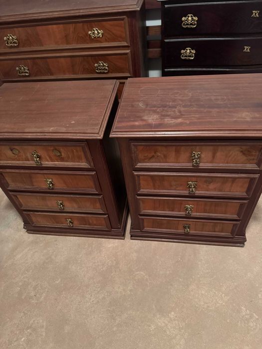 Conjunto móveis de madeira maciça — 2 cómodas + 3 mesinhas cabeceira