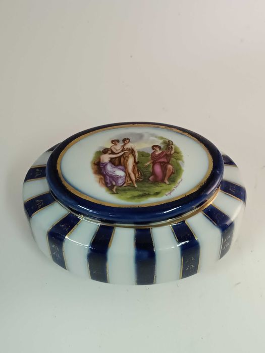 Bonita caixa guarda joias em porcelana alemã