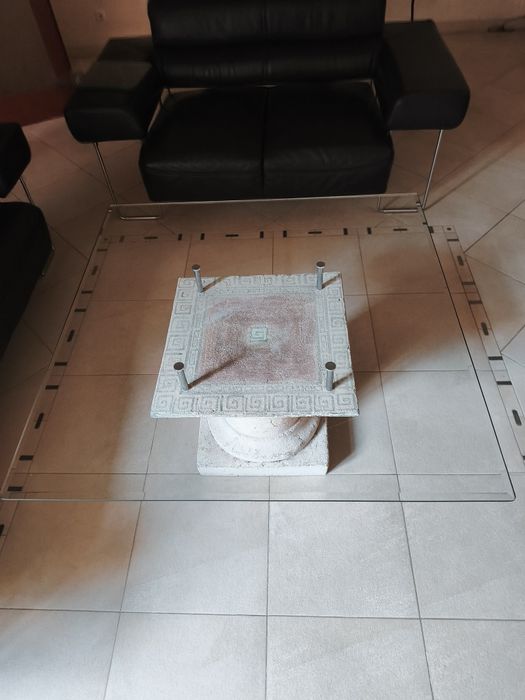 Elegancki stół kawowy z motywem greckim