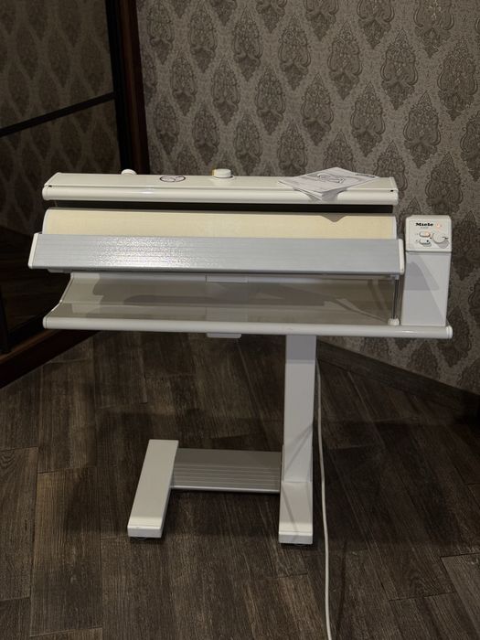 Прасувальний Каток Miele B 895 D з парою  ,хороший стан.
