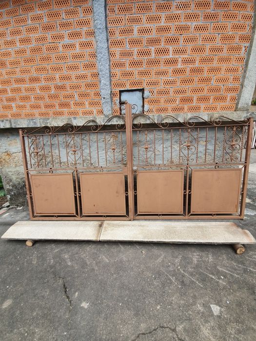 Portão exterior em bom estado