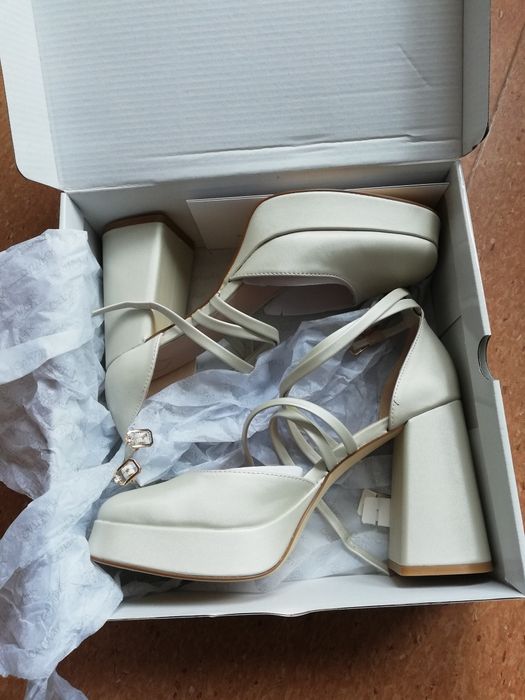 Buty damskie obcas beżowe