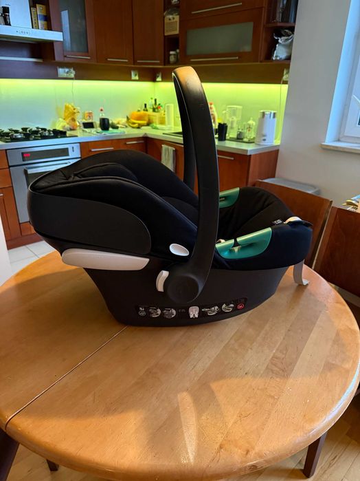 Fotelik samochodowy dla niemowląt Cybex Aton B2 i-Size z bazą One