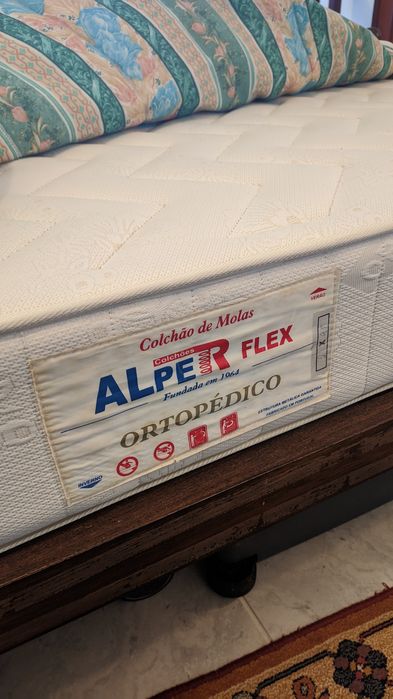 Camas Mogno + Colchão + Mesa Cabeceira