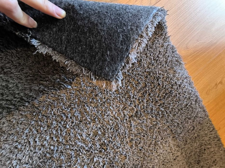 Carpete cinza antracite, lavável e de pelo curto. Medidas: 160*230