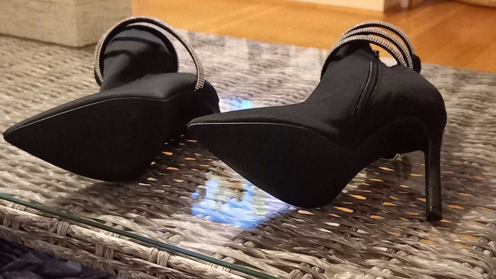 Botins super elegantes com brilhantes. FESTA!