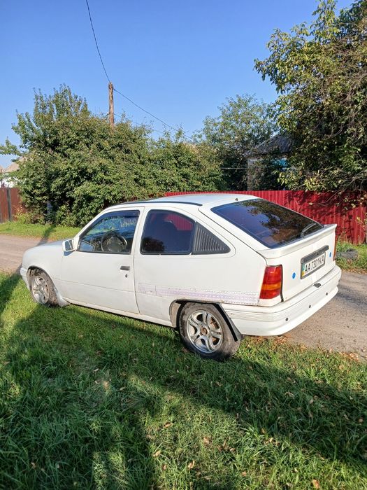 Опель кадет 1,6 бензин.