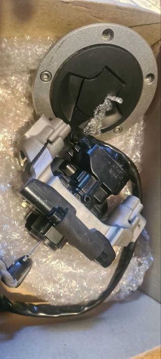 Продам замок зажигания+крышка бака Kawasaki