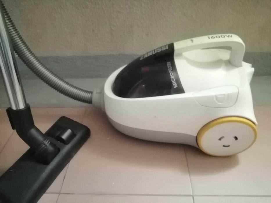 Aspirador sem saco / Bagless vacuum cleaner - Zanussi ZAN 1825