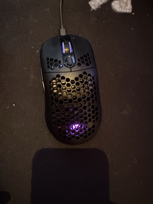 Torre gaming com rato e teclado