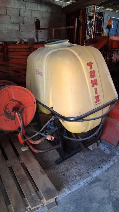 Pulverizador tomix com mangueira de 100.m  está em muito bom estado.