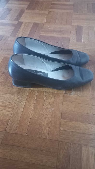Sapatos clássicos cor preto salto alto