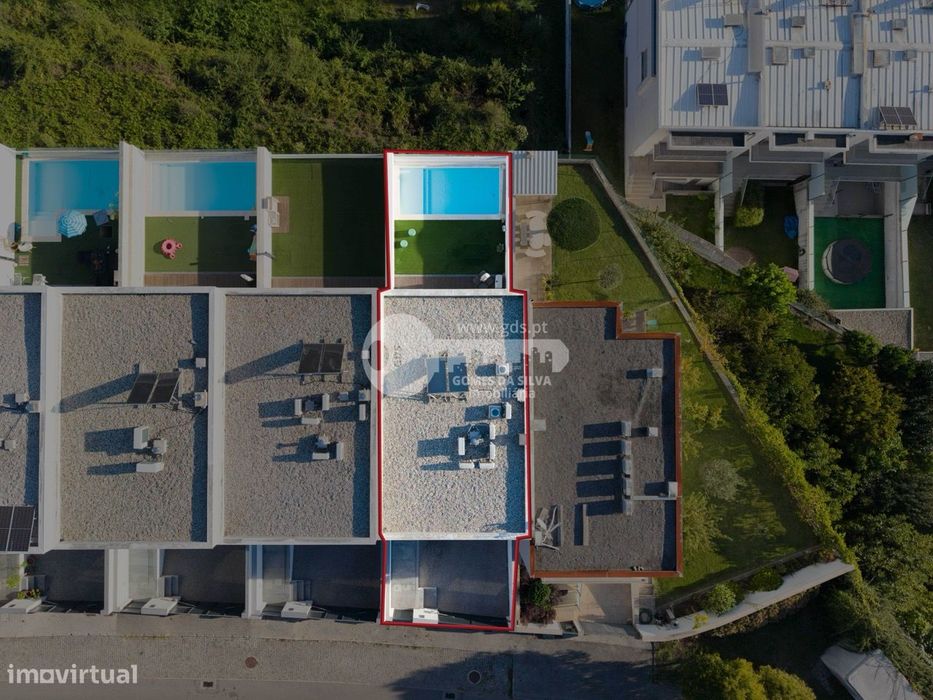 Moradia T3 em banda com piscina aquecida e vistas em Gualtar, Braga