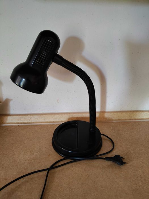 Lampa na biurko czarna