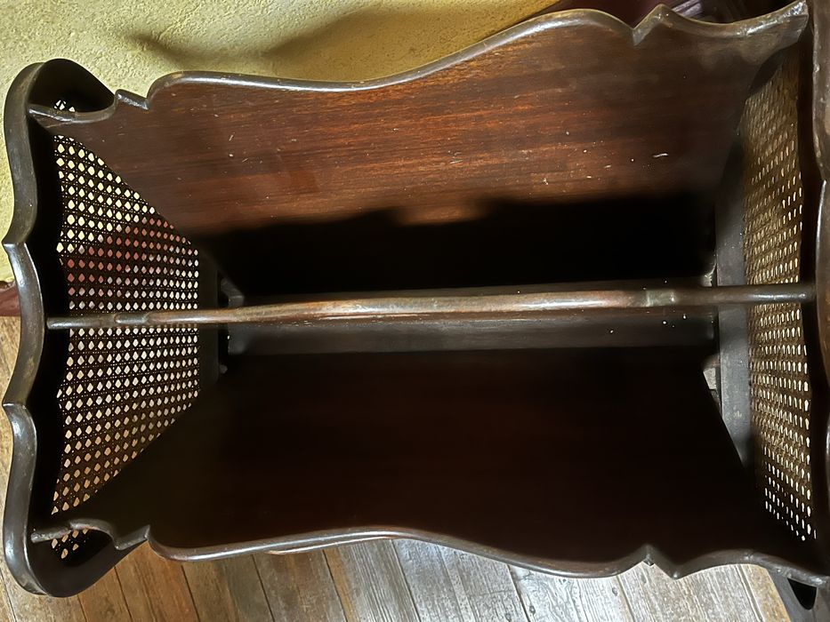 Suporte antigo de revistas.