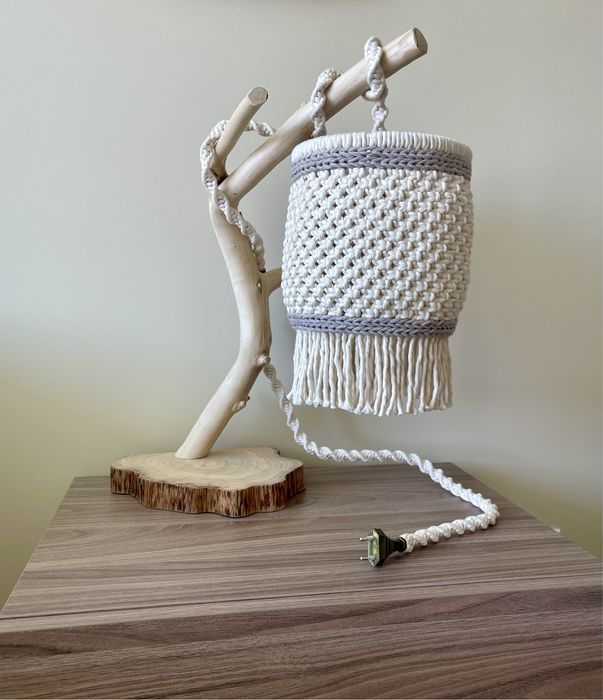 Candeeiro de madeira e macrame