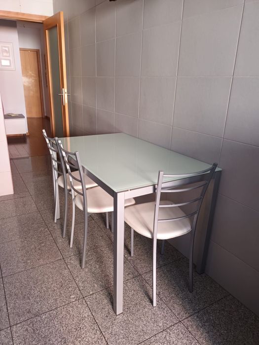 Mesa de cozinha + 4 cadeiras