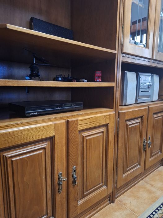 Bar de sala com portas de vidro + bancos