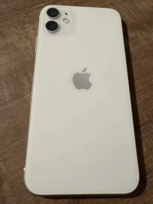 iPhone 11 wraz z oryginalnym kablem do ładowania
