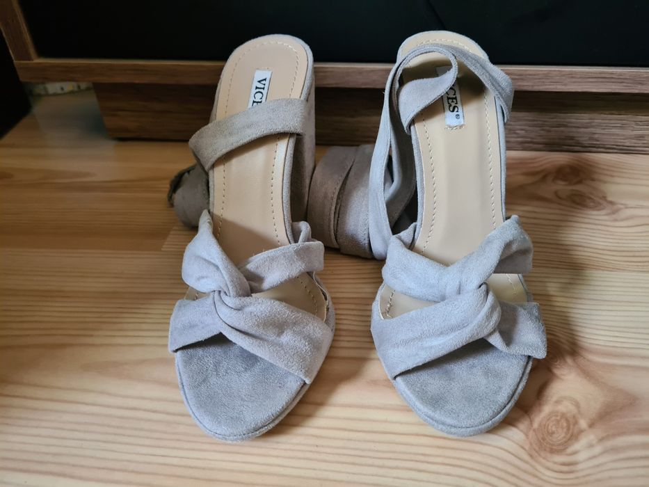 Sandałki nowe 35 grey