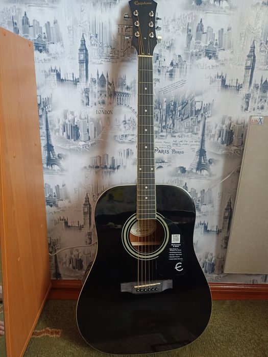 Акустична гітара epiphone разом із утепленим чохлом