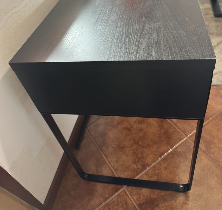 Secretária IKEA MICKE (142x50 cm) – Castanho-escuro / Preto