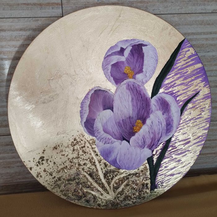 Obraz malowany akrylem: fioletowy krokus na złotym, metalicznym  tle