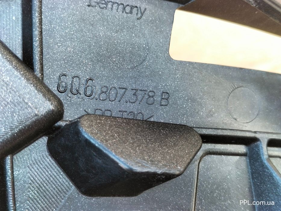 VW Polo IV 01-10 крепление кронштейн бампера заднего правый 6Q6807378B