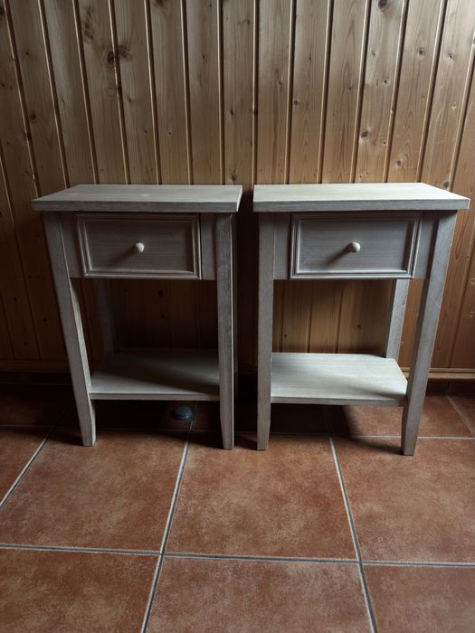 Mesa de cabeceira com gaveta