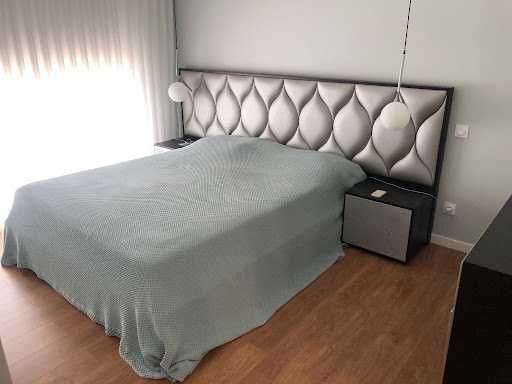 Cama de casal com cabeceira almofadada