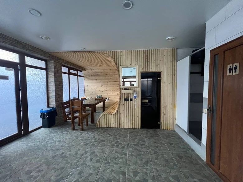 Баня  з басейном, холодною бочкою та великою кімнатою відпочинку