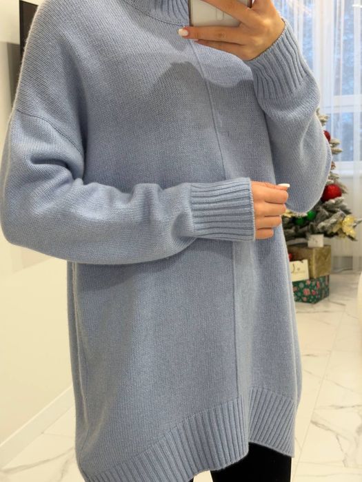 Блакитний- синій  светр