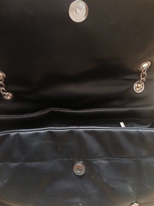 Czarna zamykana torebka