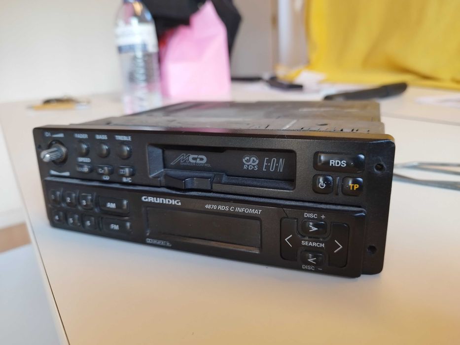 Auto Rádio Grundig.