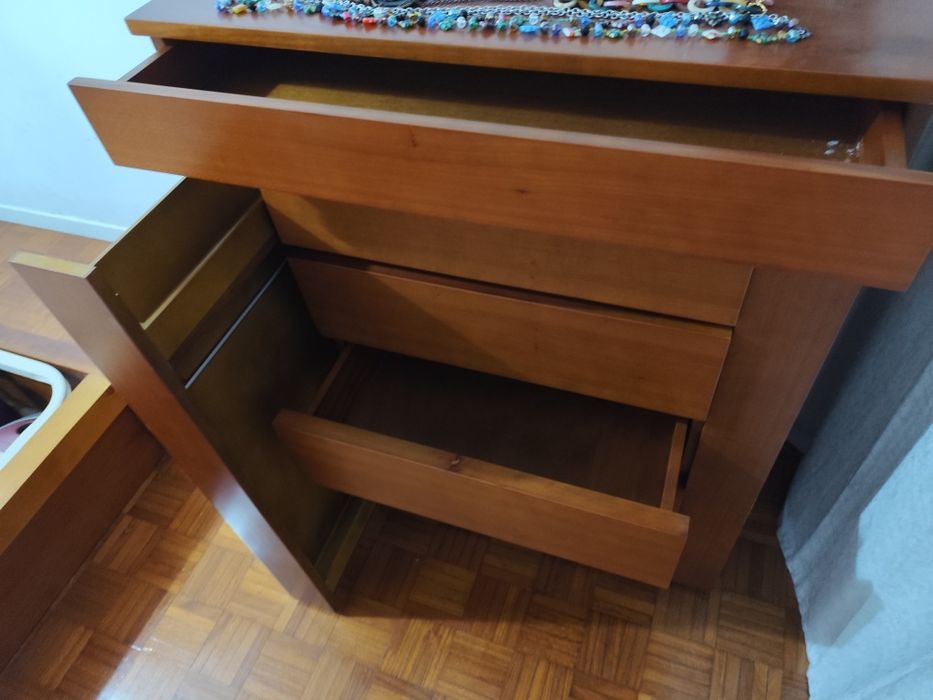 Quarto completo (cama, cómoda, 2mesas de cabeceira e roupeiro)