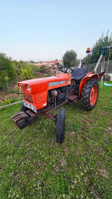 Kubota L 185 com decomentos sem nada a fazer
