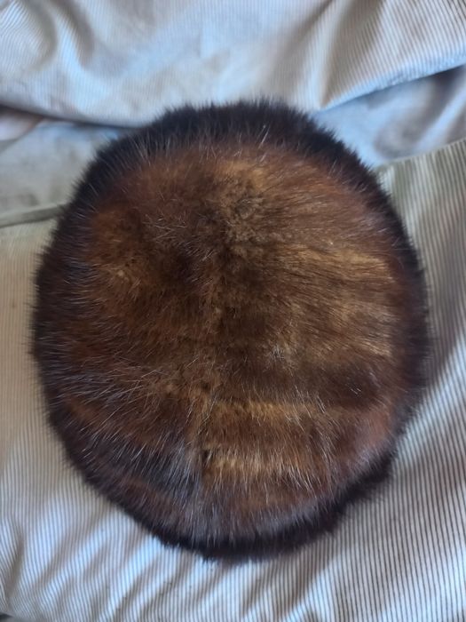 Продам дві шапочки