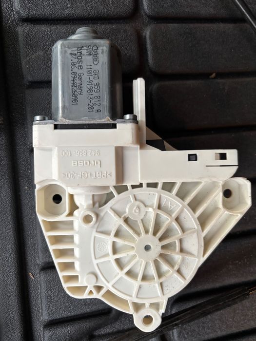 silniczek podnoszenia szyby  vw Audi a4 b8 Skoda