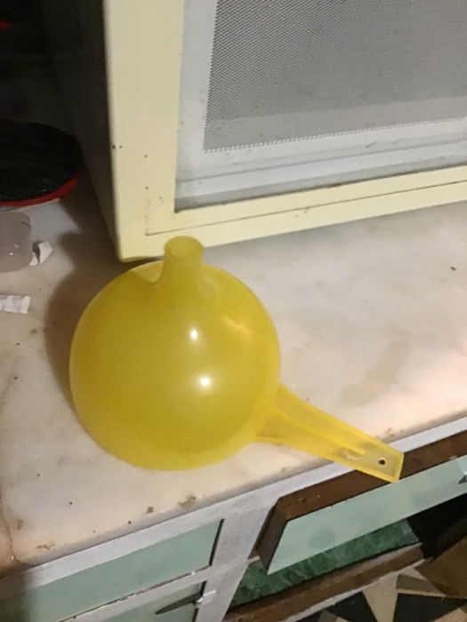 funil amarelo de plastico