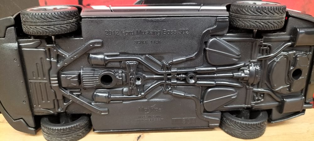 Maisto Toys 1/24 Ford Mustang 2012 Boss 302 Black White