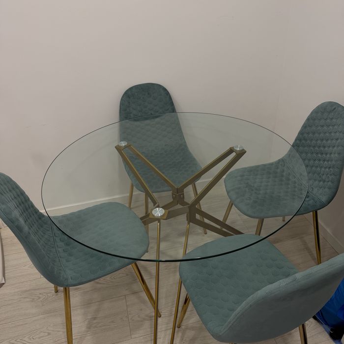 Mesa com tampo de vidro redonda 110cm + 4 cadeiras
