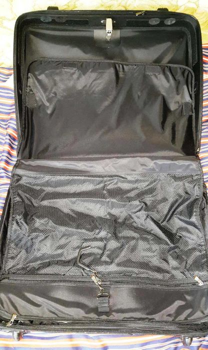 Чемодан-сумка для костюмов Longchamp.